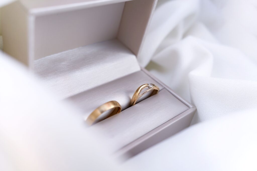 Close-up of gold wedding rings in a velvet box, perfect for elegant weddings in Bayreuth.