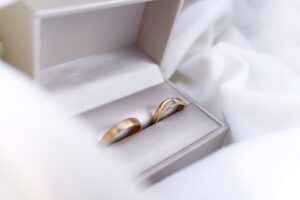 Close-up of gold wedding rings in a velvet box, perfect for elegant weddings in Bayreuth.